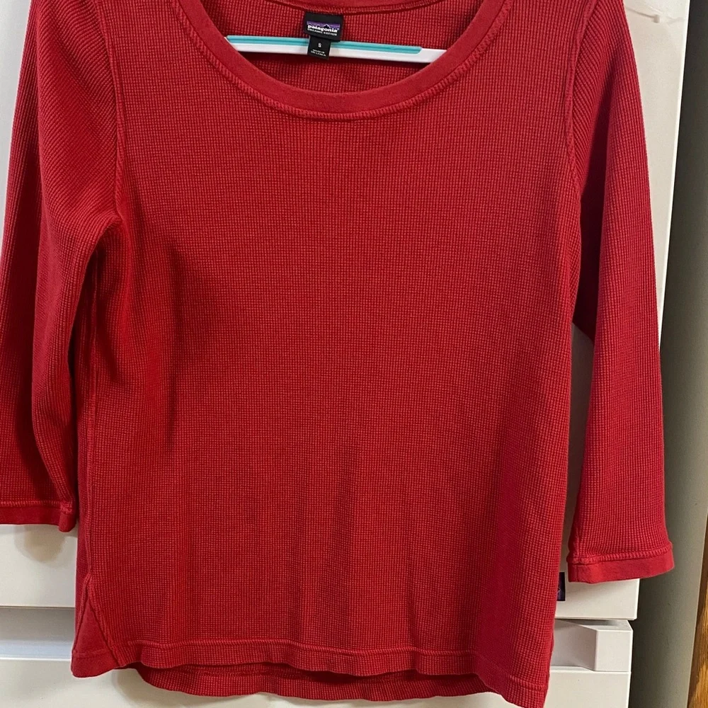 Patagonia woman’s  Red Long Sleeve Tee - Picture 3 of 10